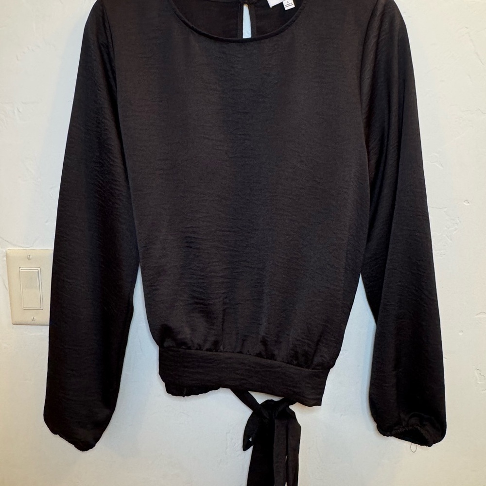 Gilli Black Tie-Back Blouse